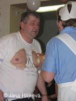 Obecní ples - ordinace uprostřed vesnice